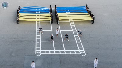Синьо-жовте сонце «засяяло» в університеті внутрішніх справ на патріотичному флешмобі Синьо-жовте сонце «засяяло» в університеті внутрішніх справ на патріотичному флешмобі