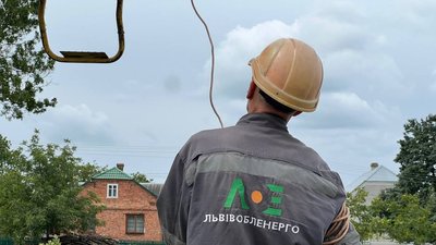 Працівник "Львівобленерго" відновлює пошкоджені електромережі
