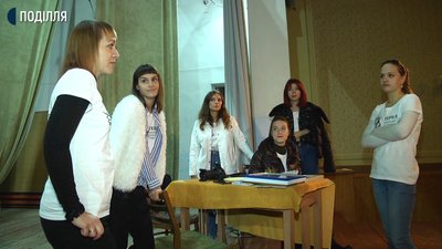 Карантин став для аматорського театру "Терен" зі Славути таким собі поштовхом - дівчата взяли участь у різних фестивалях і конкурсах, які проводилися онлайн. Фото: Суспільне. Карантин став для аматорського театру "Терен" зі Славути таким собі поштовхом - дівчата взяли участь у різних фестивалях і конкурсах, які проводилися онлайн. Фото: Суспільне.