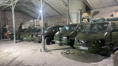 У Чорткові працівники підприємства фарбують машини для військових У Чорткові працівники підприємства фарбують машини для військових