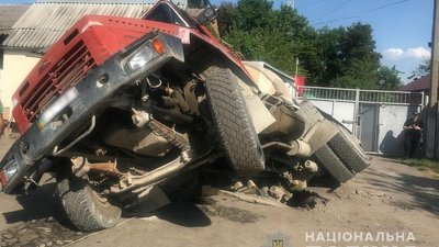 У Полтаві дві машини частково провалилися під асфальт У Полтаві дві машини частково провалилися під асфальт