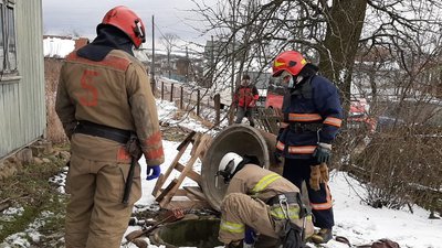 На Прикарпатті рятувальники витягли з колодязя тіло жінки