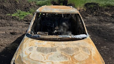 Обгорілий автомобіль з тілом людини