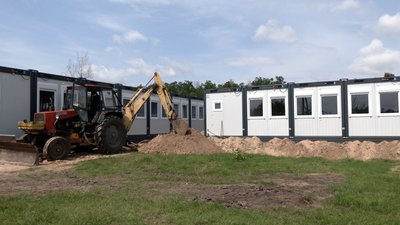 Збирають меблі та проводять воду: у Новоселівці завершують встановлення модульного містечка