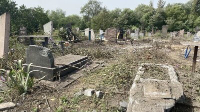 Внаслідок обстрілів у Марганці пошкоджено кладовище Внаслідок обстрілів у Марганці пошкоджено кладовище