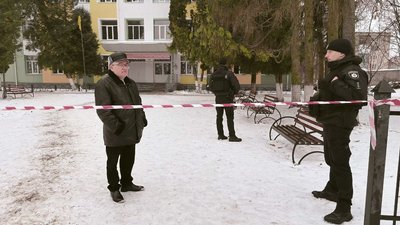 Директор Луцького ліцею № 15 Олег Гребенюк з правоохоронцями Директор Луцького ліцею № 15 Олег Гребенюк з правоохоронцями