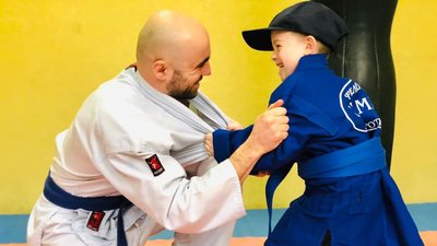 Хлопчик разом з тренером відпрацьовує один з прийомів самозахисту Хлопчик разом з тренером відпрацьовує один з прийомів самозахисту