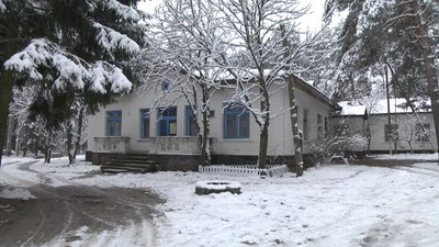 Фельдшер і медсестри у Нехаївці працюють зараз у старому приміщенні сільської амбулаторії, яка знаходиться за селом на узліссі.