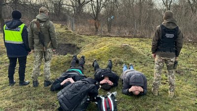 На Буковині за 300 метрів від кордону затримали чоловіків — ймовірно хотіли перейти до Румунії за 8 тисяч євро
