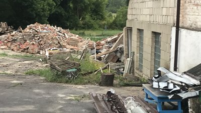 Розбомблені приміщення школи у Малинській громаді Житомирщини знесуть і облаштують в іншому крилі школи Розбомблені приміщення школи у Малинській громаді Житомирщини знесуть і облаштують в іншому крилі школи