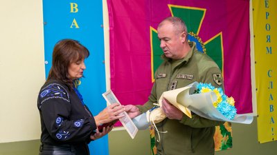 Родинам двох загиблих прикордонників вручили державні нагороди, 11 жовтня 2023. Фото: НАДПСУ Родинам двох загиблих прикордонників вручили державні нагороди, 11 жовтня 2023. Фото: НАДПСУ