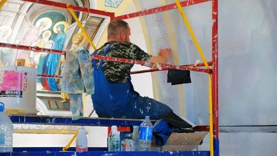 Спроектував і звів 9 святинь: на Вінниччині священник власноруч розписує храм Спроектував і звів 9 святинь: на Вінниччині священник власноруч розписує храм