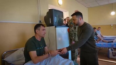 У Хмельницькому президент Зеленський відвідав поранених військовослужбовців