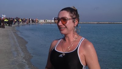 Водохреще в Одесі: містяни занурювалися у море за температури +4 Водохреще в Одесі: містяни занурювалися у море за температури +4