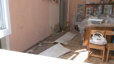 Пліснява на стінах: на Харківщині діти не пішли до дитсадка через незавершений ремонт Пліснява на стінах: на Харківщині діти не пішли до дитсадка через незавершений ремонт