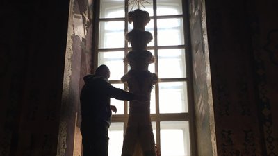 У Житомирі встановили триметрового дідуха – його протягом двох тижнів в'язали п'ятеро людей У Житомирі встановили триметрового дідуха – його протягом двох тижнів в'язали п'ятеро людей