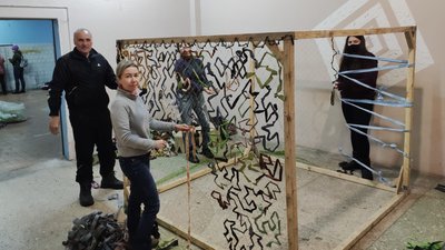 Природні барви, іти «змійкою». Волонтерка з Дніпра розповіла, як правильно плести маскувальні сітки