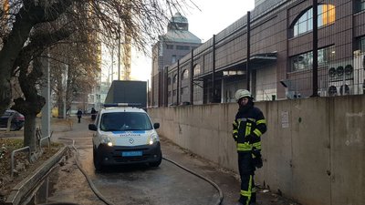 Пожежа у шестиповерхівці в центрі Харкова: вигорів дах, пошкоджені три квартири Пожежа у шестиповерхівці в центрі Харкова: вигорів дах, пошкоджені три квартири