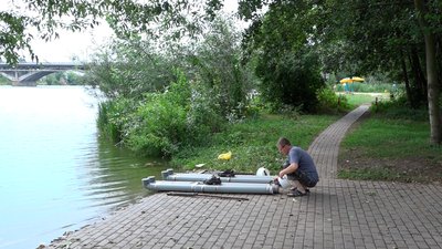 Вінничанин із труб та старих черевиків створив лижі-водоходи Вінничанин із труб та старих черевиків створив лижі-водоходи