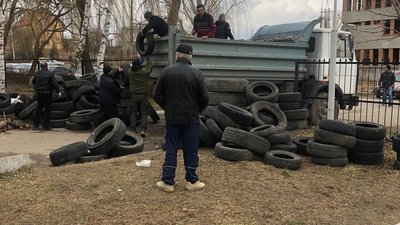 У Винниках почали розблоковувати в’їзди до госпіталю У Винниках почали розблоковувати в’їзди до госпіталю