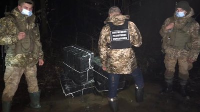 Закарпатські прикордонники виявили сховок з контрабандними сигаретами Закарпатські прикордонники виявили сховок з контрабандними сигаретами