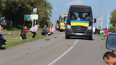 Провели "живим коридором": у громаді на Черкащині попрощалися із захисником Провели "живим коридором": у громаді на Черкащині попрощалися із захисником