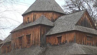 Хрестовоздвиженська дерев’яна церква, що розташована під стінами фортеці в Кам’янці-Подільському, датується другою половиною XVIII століття Хрестовоздвиженська дерев’яна церква, що розташована під стінами фортеці в Кам’янці-Подільському, датується другою половиною XVIII століття