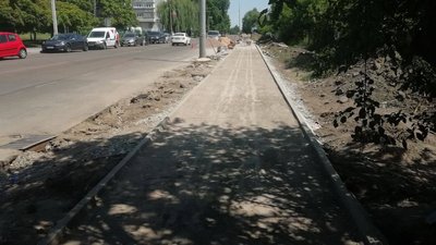 У Житомирі робітники ремонтують тротуари за бюджетні кошти у жилетках з написом прізвища депутата У Житомирі робітники ремонтують тротуари за бюджетні кошти у жилетках з написом прізвища депутата