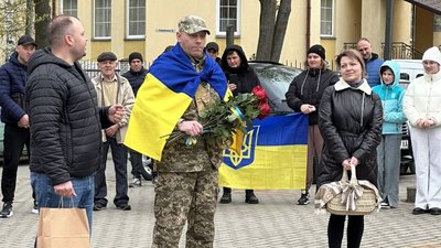Односельці зустрічають Павла Юркевича