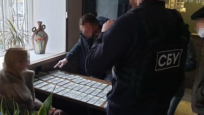 У Миколаєві СБУ викрила бухгалтера підприємства на спробі дати хабаря податківцю У Миколаєві СБУ викрила бухгалтера підприємства на спробі дати хабаря податківцю