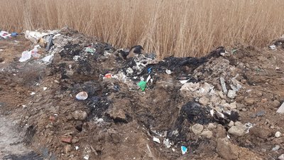 У Херсоні на узбережжя річки звозять будівельне сміття У Херсоні на узбережжя річки звозять будівельне сміття