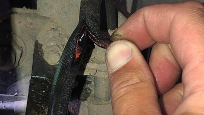 Продюсеру Чернівецької філії Суспільного підрізали гальма автомобіля Продюсеру Чернівецької філії Суспільного підрізали гальма автомобіля