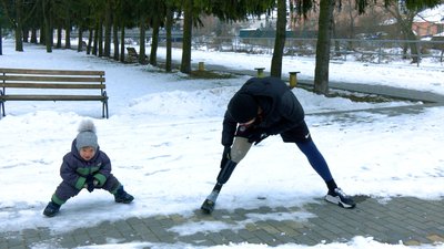 Волонтерить і мотивує важкопоранених оборонців: ветеран з Вінниччини пробіг 147 км на протезі Волонтерить і мотивує важкопоранених оборонців: ветеран з Вінниччини пробіг 147 км на протезі