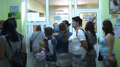 "По 200 пацієнтів на одного лікаря". У Луцьку довжелезні черги у дитячій поліклініці