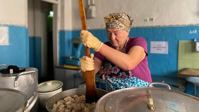 У Чернівцях парафіяни церкви готують тушкованки для українських військових У Чернівцях парафіяни церкви готують тушкованки для українських військових