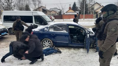 У Львові затримали підозрюваних у шахрайстві з продажем авто У Львові затримали підозрюваних у шахрайстві з продажем авто