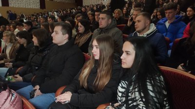 Глядачі документального фільму "107 бригада" Глядачі документального фільму "107 бригада"