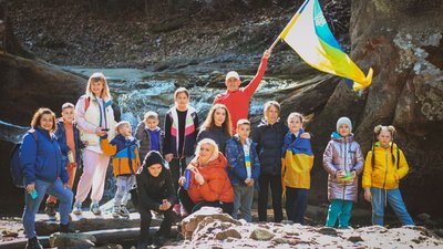 Ходять у походи та вчаться робити оригамі. У Лукавцях на Буковині працює простір дружній до дітей Ходять у походи та вчаться робити оригамі. У Лукавцях на Буковині працює простір дружній до дітей