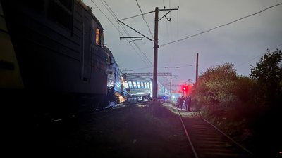 Місце зіткнення дизель-поїзда та елекровоза