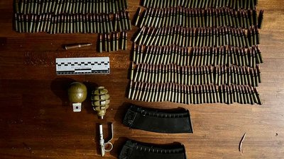 Жителя Тячівщини підозрюють у постачанні зброї на Закарпаття. У нього вилучили гранатомет, автомат, набої та гранати Жителя Тячівщини підозрюють у постачанні зброї на Закарпаття. У нього вилучили гранатомет, автомат, набої та гранати