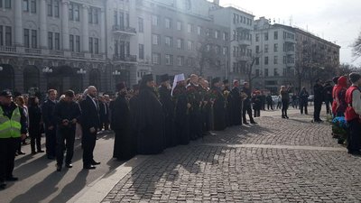 Біля пам'ятника Шевченка у Харкові читають вірші Біля пам'ятника Шевченка у Харкові читають вірші