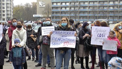 «Дистанційне навчання мені вже набридло»: на Полтавщині пікетувала понад сотня людей