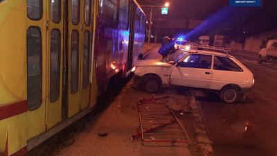 В Одесі водій автівки наїхав на людину, а потім зіткнувся з трамваєм – поліція