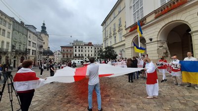 Білоруси розгорнули біло-червоно-білий прапор Білоруси розгорнули біло-червоно-білий прапор