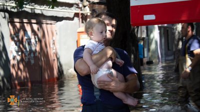 Вода заблокувала одну з вулиць в Одесі: рятувальники евакуювали 55 людей Вода заблокувала одну з вулиць в Одесі: рятувальники евакуювали 55 людей