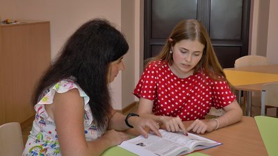 Ярослава окара із своєю вчителькою з історії України Оксаною Каневською