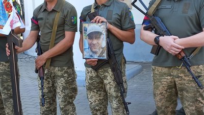 Загиблі воїни Дмитро Бут та Олександр Караман: як про них згадували на похованні у Полтаві Загиблі воїни Дмитро Бут та Олександр Караман: як про них згадували на похованні у Полтаві