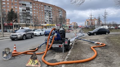 Компресор відкачує воду Компресор відкачує воду