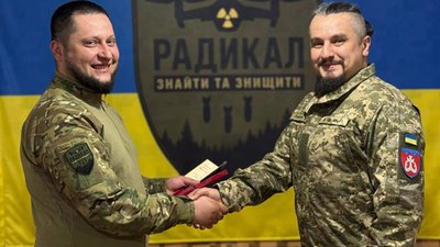 Оборонцю на псевдо "Грек" вручають нагороду