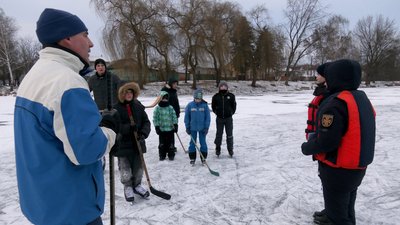 Правила поведінки на льоду: у Чернігові рятувальники та патрульні провели рейд на водоймах міста Правила поведінки на льоду: у Чернігові рятувальники та патрульні провели рейд на водоймах міста